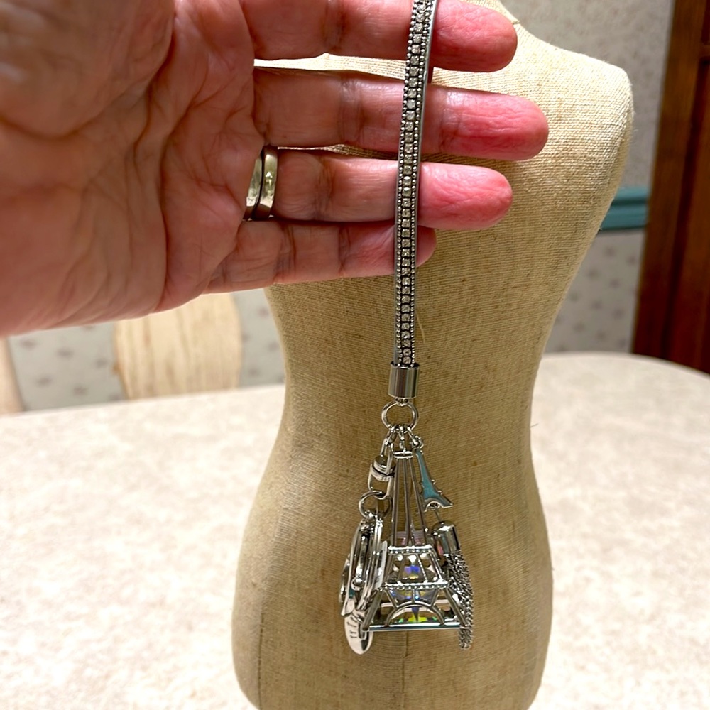 BNWT HALLMARK SILVER TONE & CRYSTAL EIFFEL TOWER PARIS KEYCHAIN 4 pcs Available - Picture 3 of 9